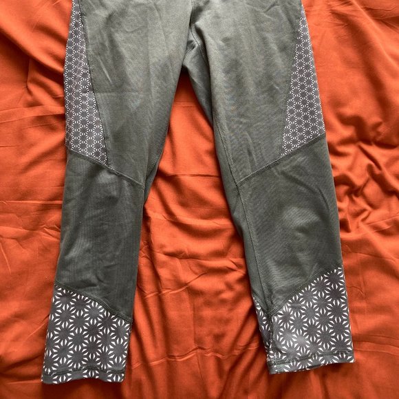 Olive Green Capri Workout Leggings - Picture 2 of 2